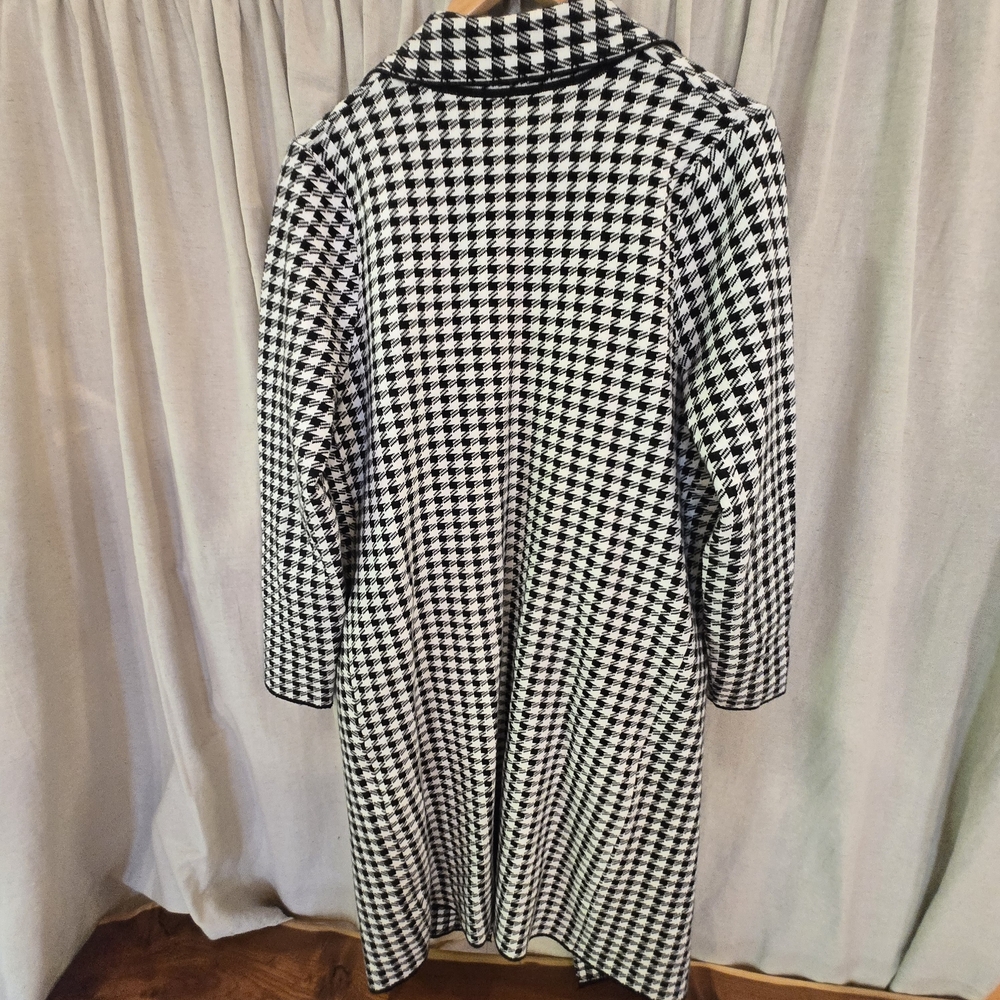 Elegant Black and White Houndstooth Cardigan - Picture 5 of 6
